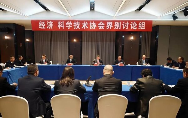 刘维军、马建刚参加区政协一届五次会议联组讨论